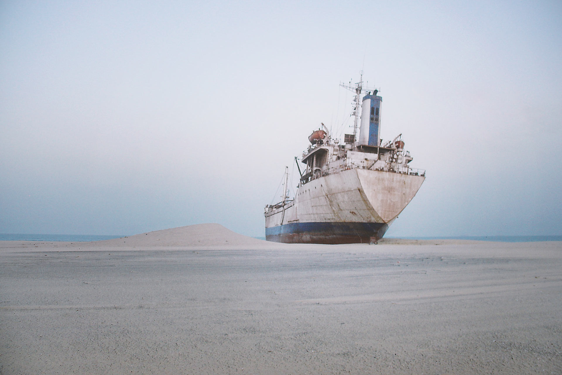 Épave sur plage Mauritanie – photographie artistique