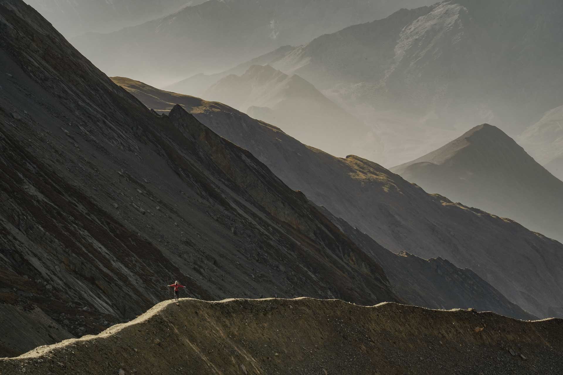 randonneuse sur crête montagne Annapurna – photo paysage