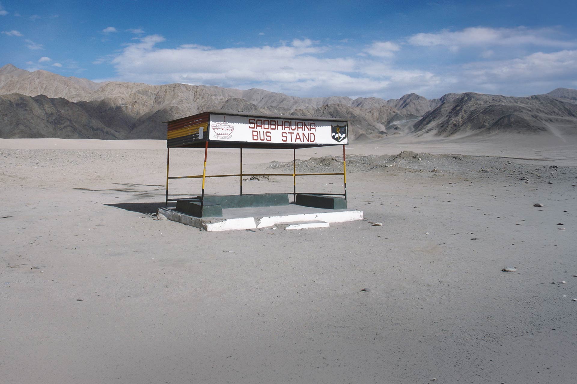 Arrêt de bus isolé, Ladakh, Inde
