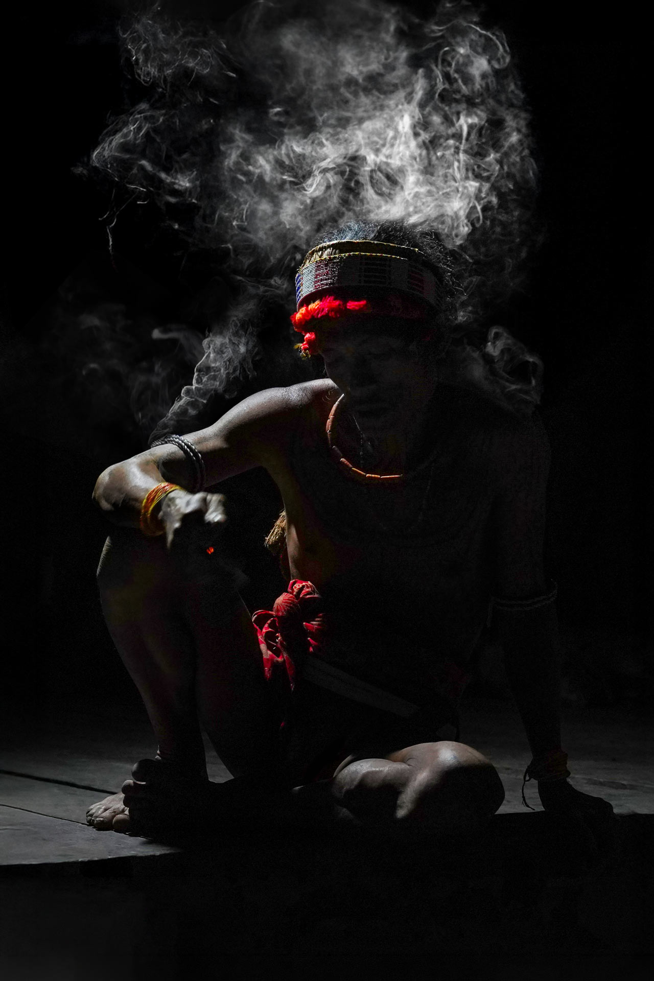 Homme spirituel fumée Mentawai Indonésie – photographie culturelle