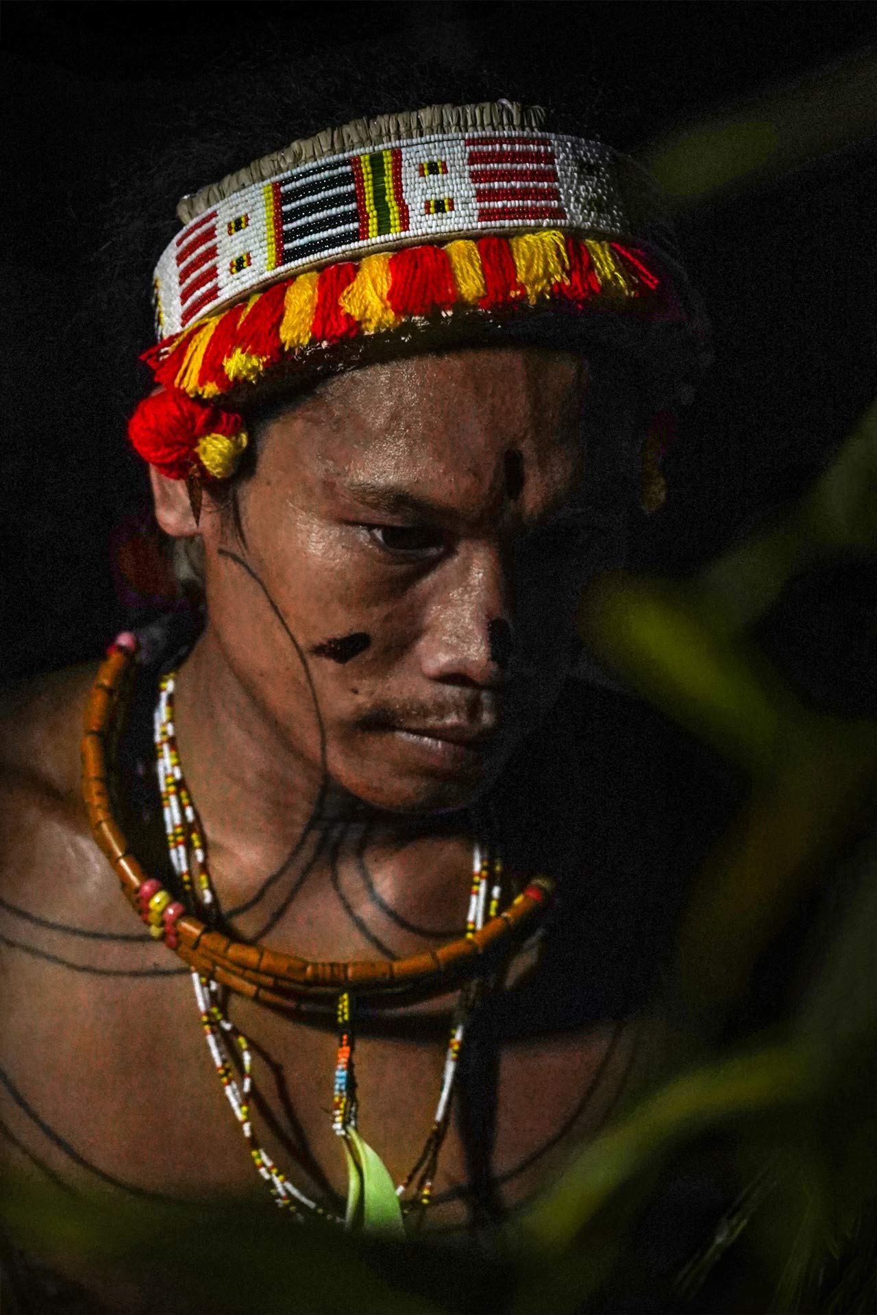 Portrait homme forêt Mentawai Indonésie
