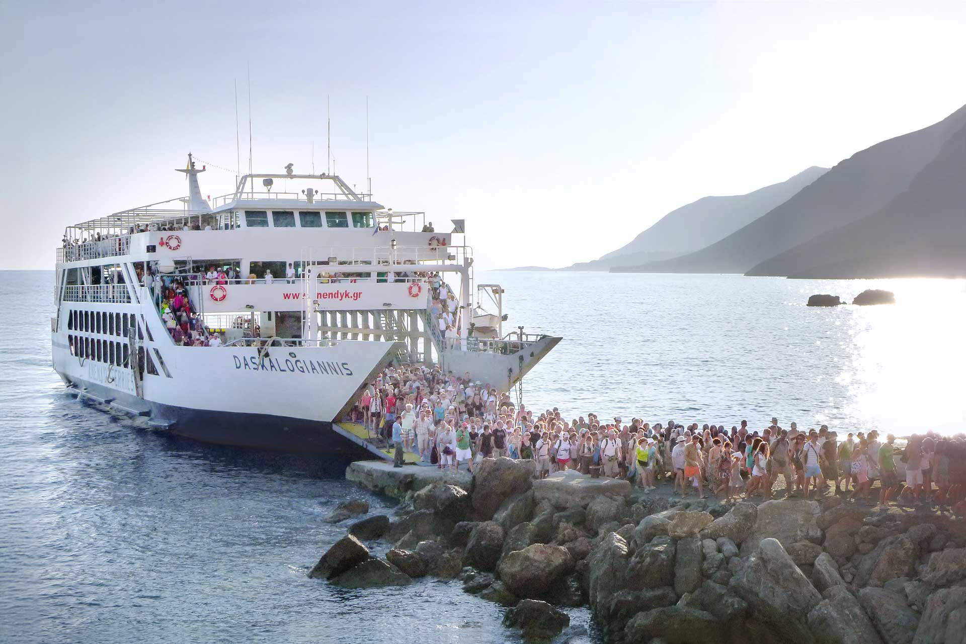 Ferry sur-tourisme Grèce – photo lifestyle