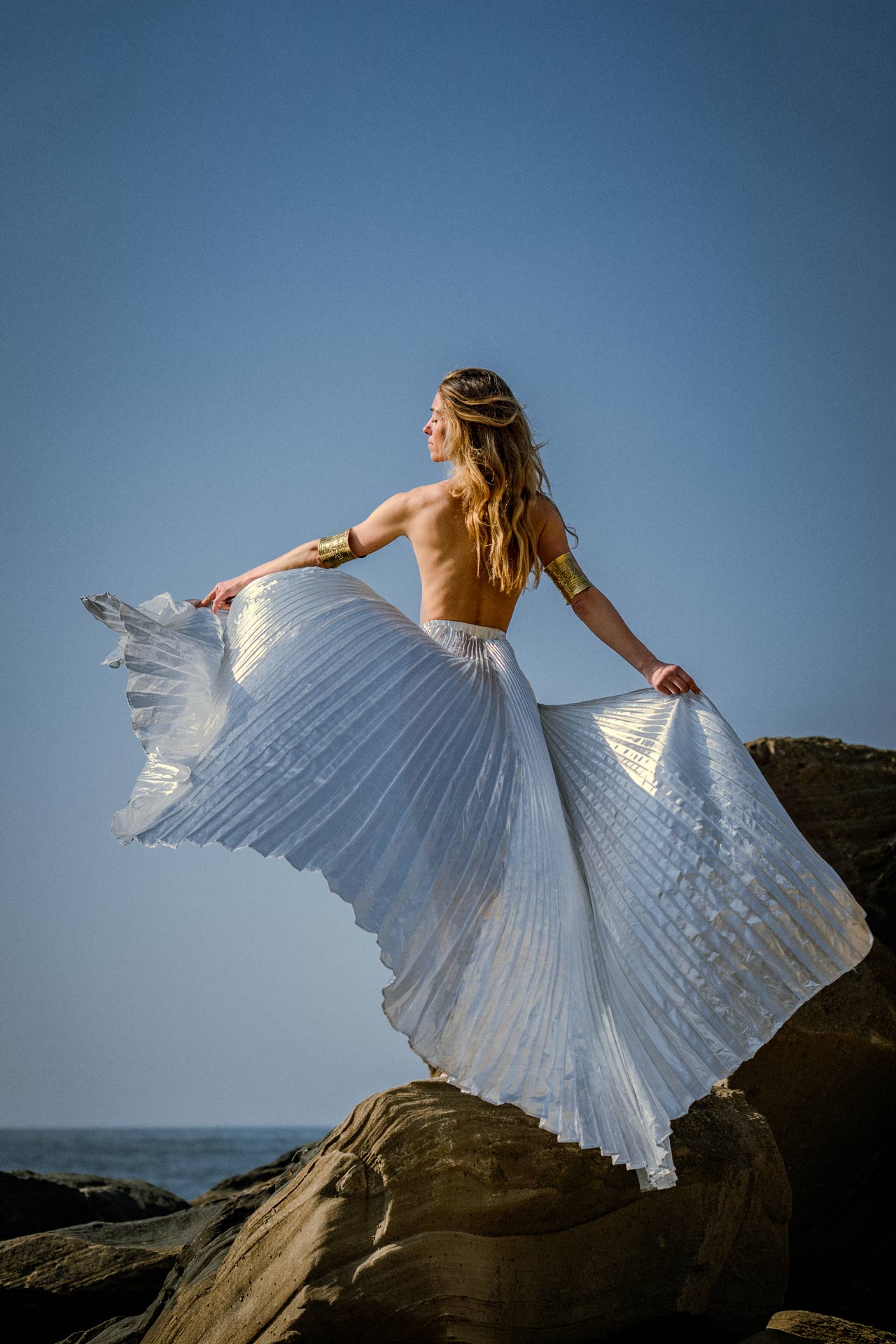 Femme avec oiseau côte basque – photographie créative