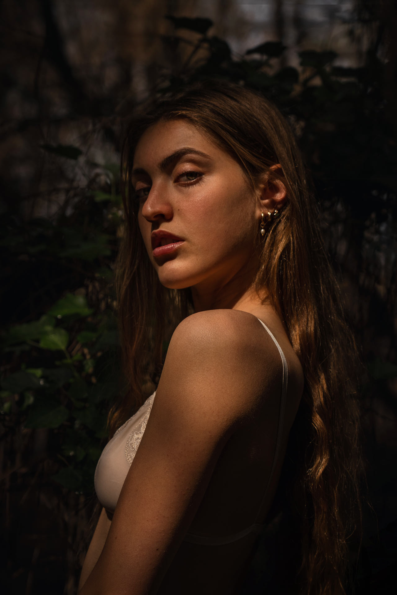 Portrait mode femme en pénombre Pays Basque