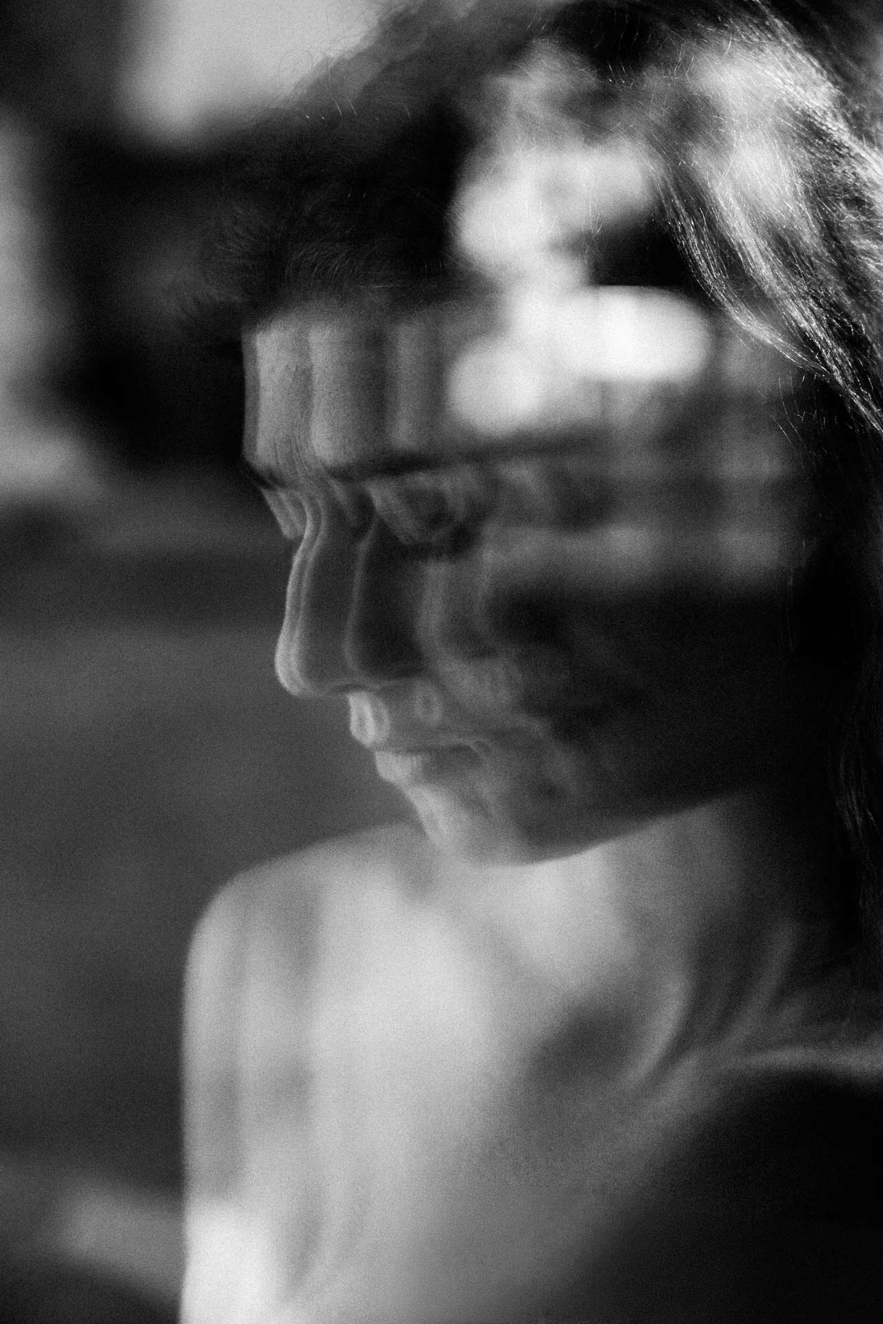 Portrait femme reflet dans une vitre