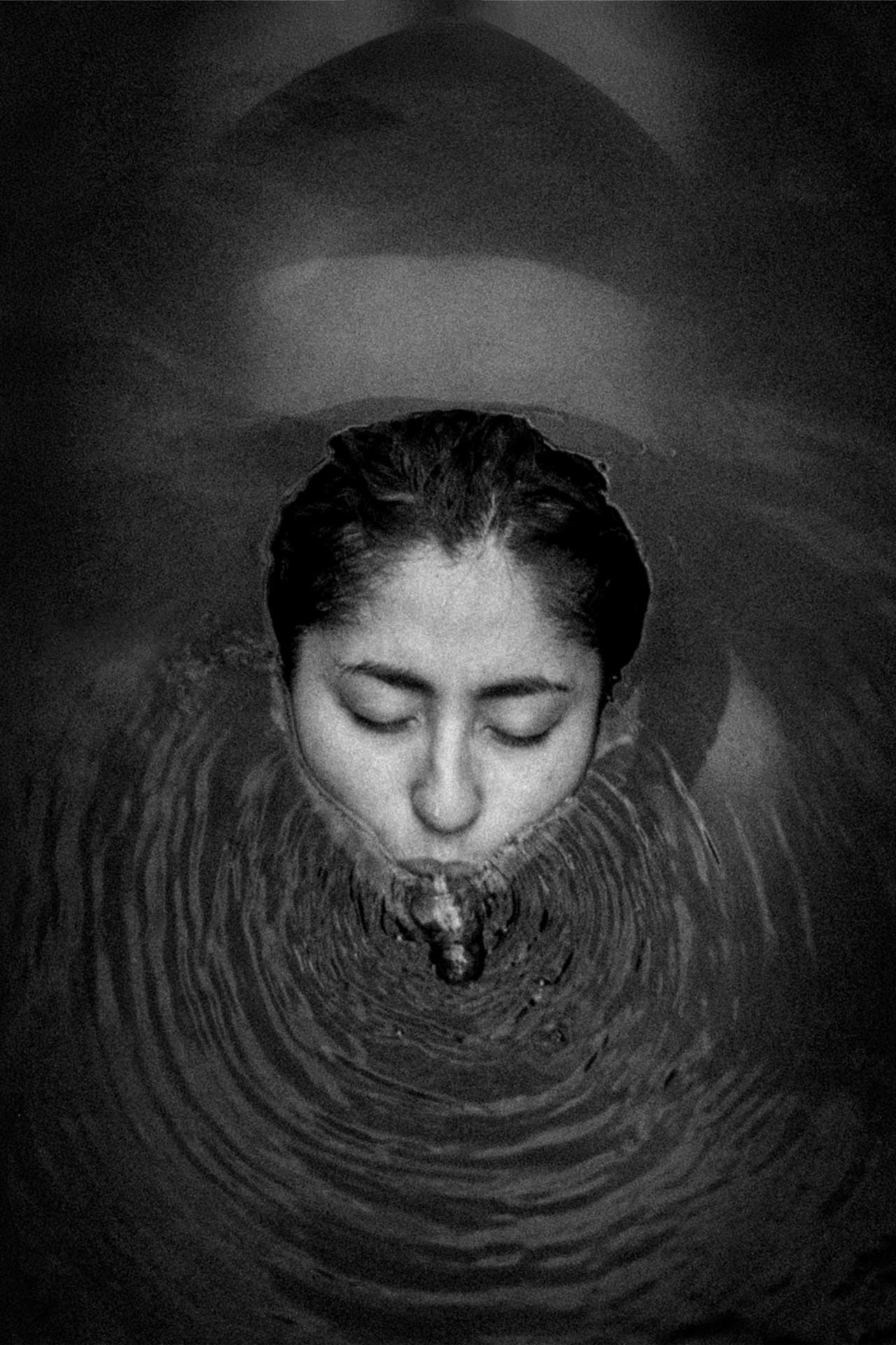 femme dans l'eau fait des bulles - portrait féminin