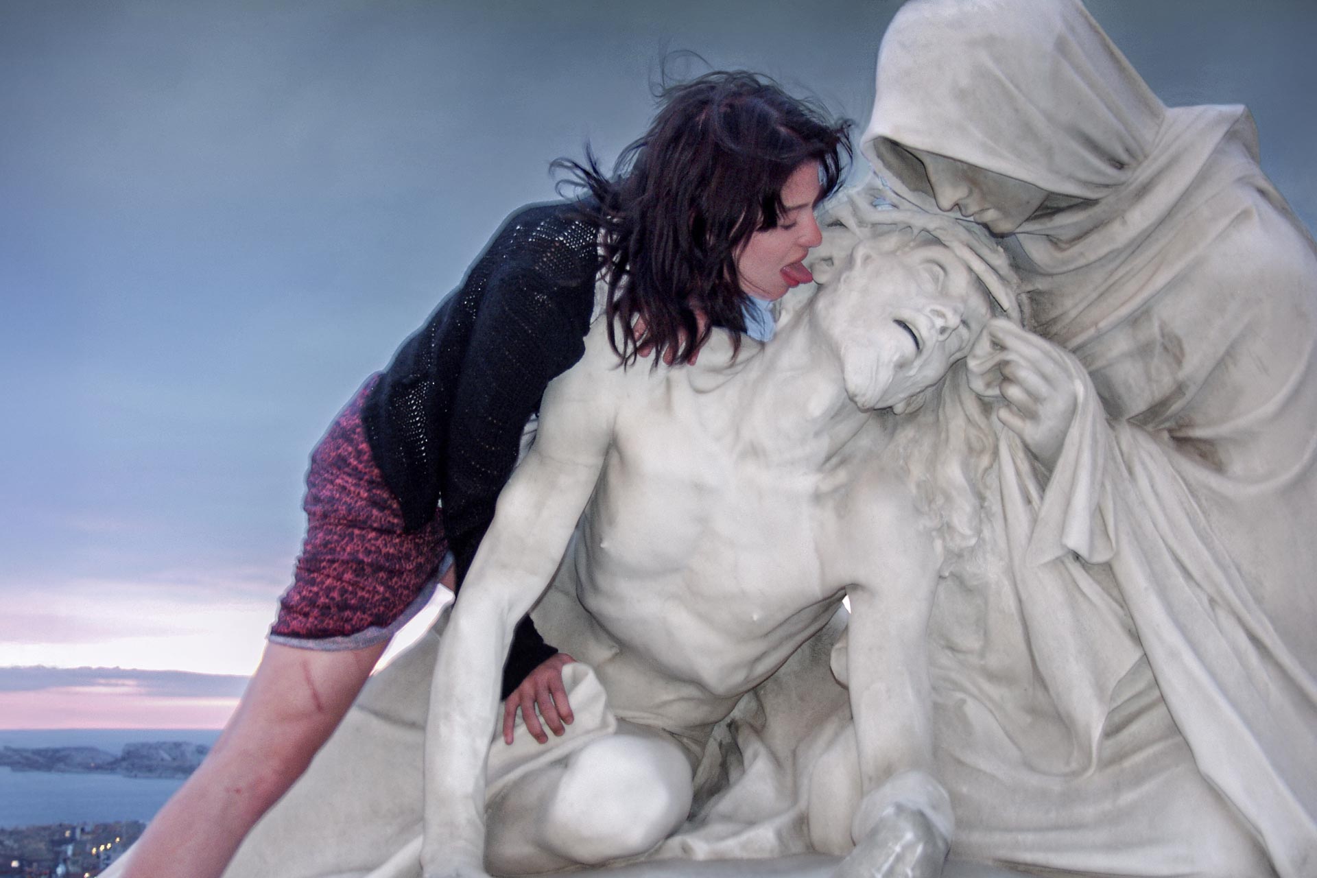 Femme statue Marseille – photo portrait artistique