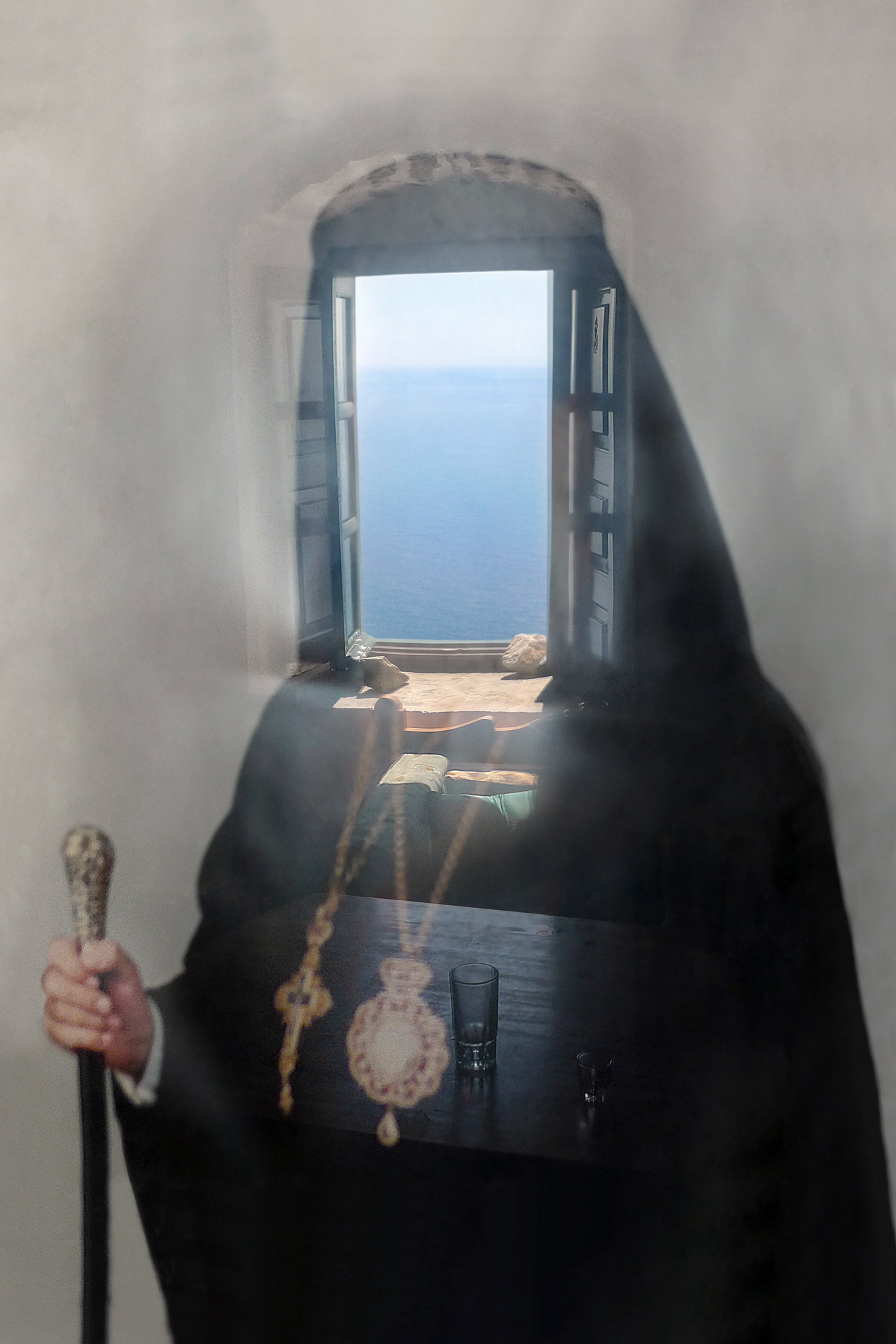 Moine surréaliste en Grèce – photo artistique par Antoine Masure