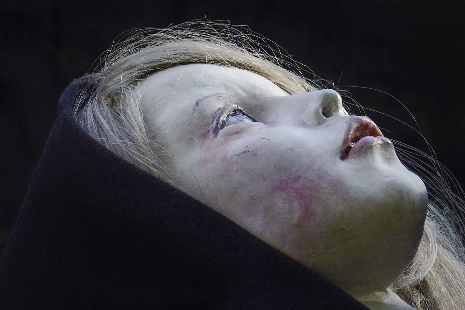 Portrait poupee capuche Gisele Vienne
