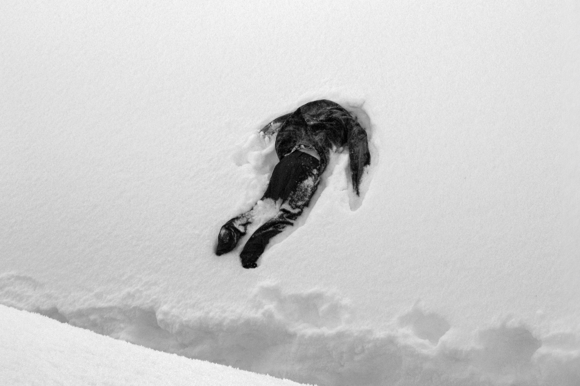 Poupée dans la neige, Gisèle Vienne, Autriche - photographie de spectacle