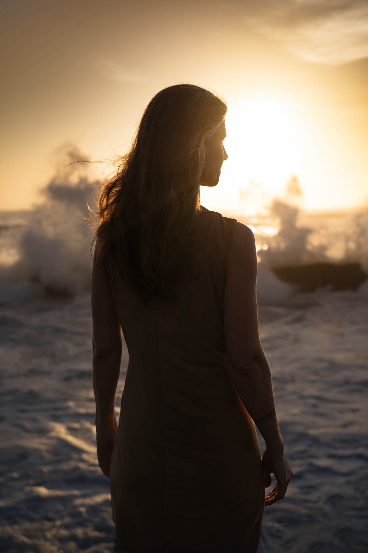 Portrait professionnel Sandra énergéticienne devant vagues, Biarritz